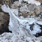 Un pod de gheață s-a rupt sub turiști. Traseul Jepii Mici din Bucegi rămâne închis din cauza zăpezii