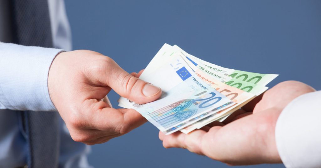 Acuzații de trafic de influență în Argeș: bărbat prins după ce ar fi promis intervenții la un judecător pentru 5.000 de euro