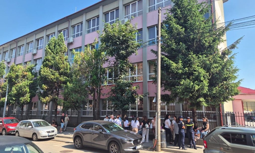 FOTO: Subiecte Evaluare Națională 2026, la Limba și literatura română. Ce au avut de scris elevii de clasa a VIII-a