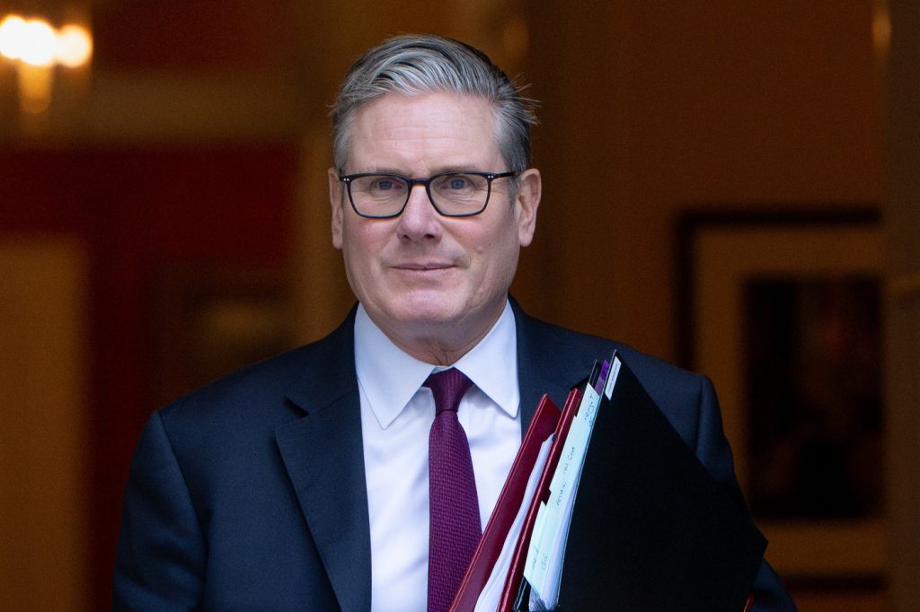 Keir Starmer anunță cu lacrimi în ochi că va demisiona din funcția de prim-ministru al Marii Britanii, la doi ani după o victorie zdrobitoare în alegeri. Ce urmează