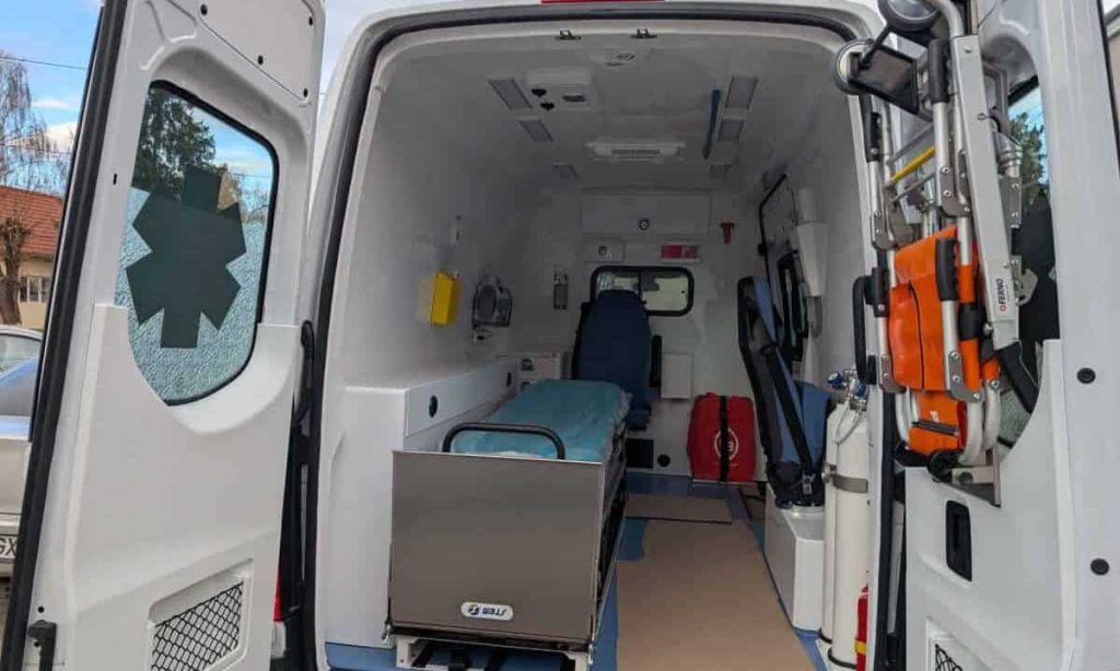 Doi vârstnici din Teiuș, care conduceau tricicluri electrice, au ajuns la spital după o depășire. Cum s-a produs accidentul