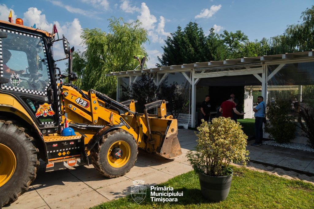 Demolări politice la Timișoara. Buldozerele primăriei au pus la pământ mai multe construcții realizate de un cunoscut restaurant, pe malul lacului Balaurul