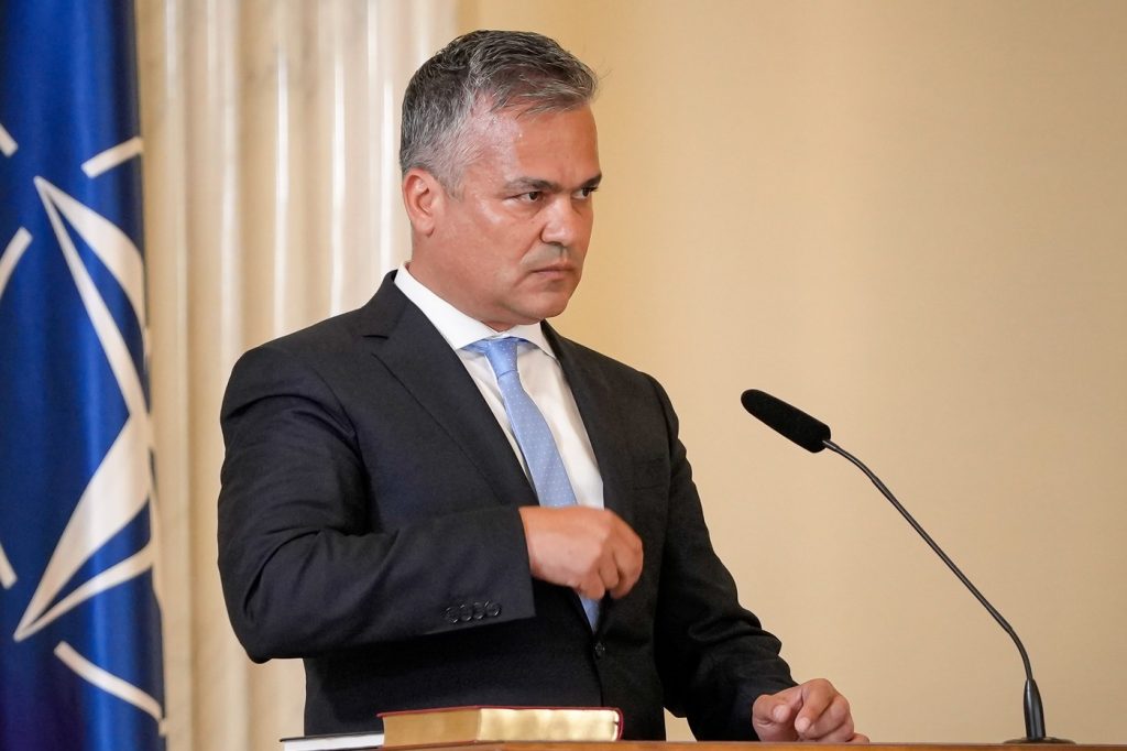 Adrian Veștea, în fața Parlamentului, la votul de învestitură: „Avem nevoie urgentă de stabilitate”