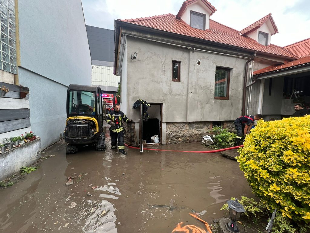 FOTO/VIDEO: Codul Portocaliu a PARALIZAT Sibiul: Pompierii au intervenit în peste 70 de locuri din oraș