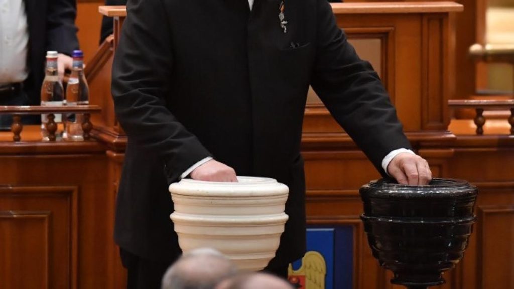 Guvernul Veștea a picat la vot. Ce urmează?