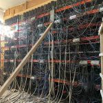 FOTO Fermă clandestină de criptomonede descoperită de ANAF într-o clădire dezafectată