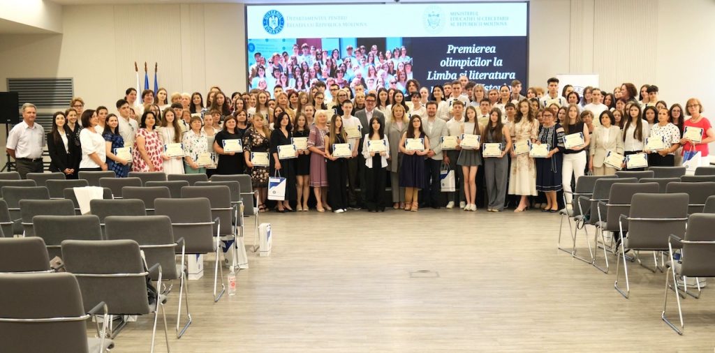 MEC a premiat 80 de olimpici la limba română și istorie. Profesorii care i-au pregătit au fost distinși cu medalii