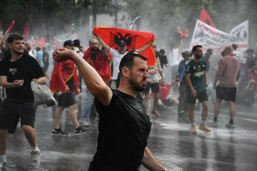 Protestele ample din Tirana declanșează un conflict între Albania și Iran