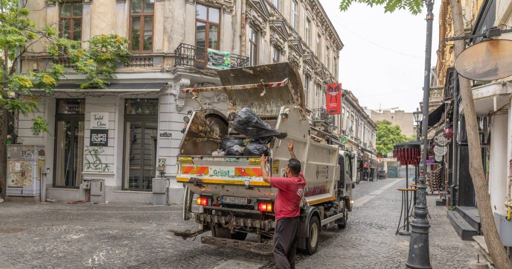 Reguli noi în Centrul Vechi al Capitalei: gunoiul va fi ridicat doar între orele 06:00 și 10:00. Comercianții vor folosi saci cu cod QR