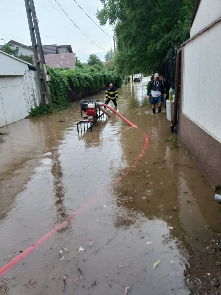 Inundații în șapte județe din țară: Persoane evacuate și zeci de străzi și curți acoperite de ape