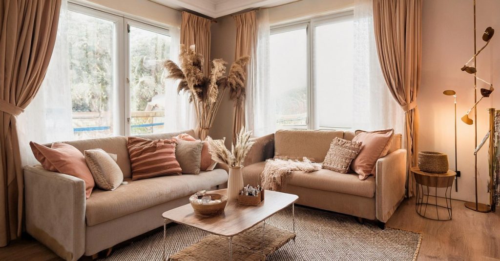 Trucul prin care îți poți face sufrageria să pară mai spațioasă decât este. Ce spune un designer interior