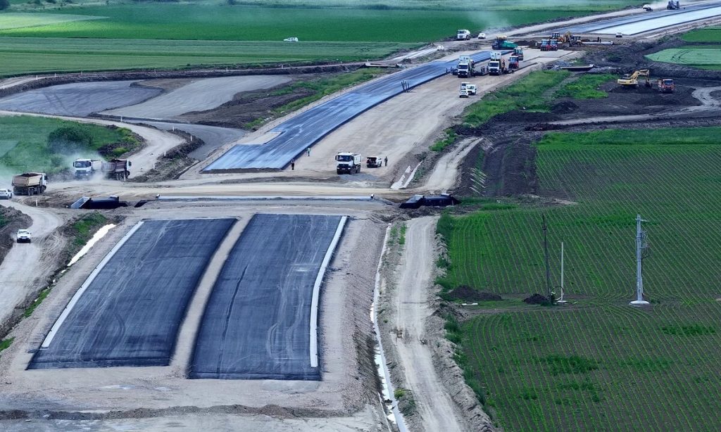 FOTO: Când se va putea circula pe autostrada A8 între Târgu Mureș și Miercurea Nirajului. Stadiul lucrărilor pe primii kilometri