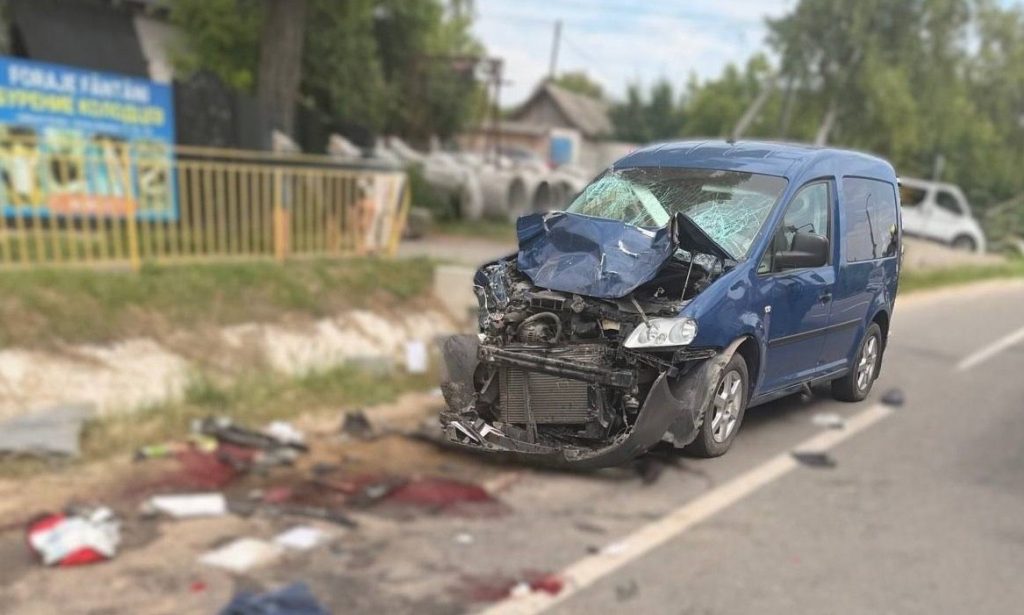 Doi polițiști de patrulare, spulberați de un automobil la Sîngerei. Victimele sunt în stare extrem de gravă