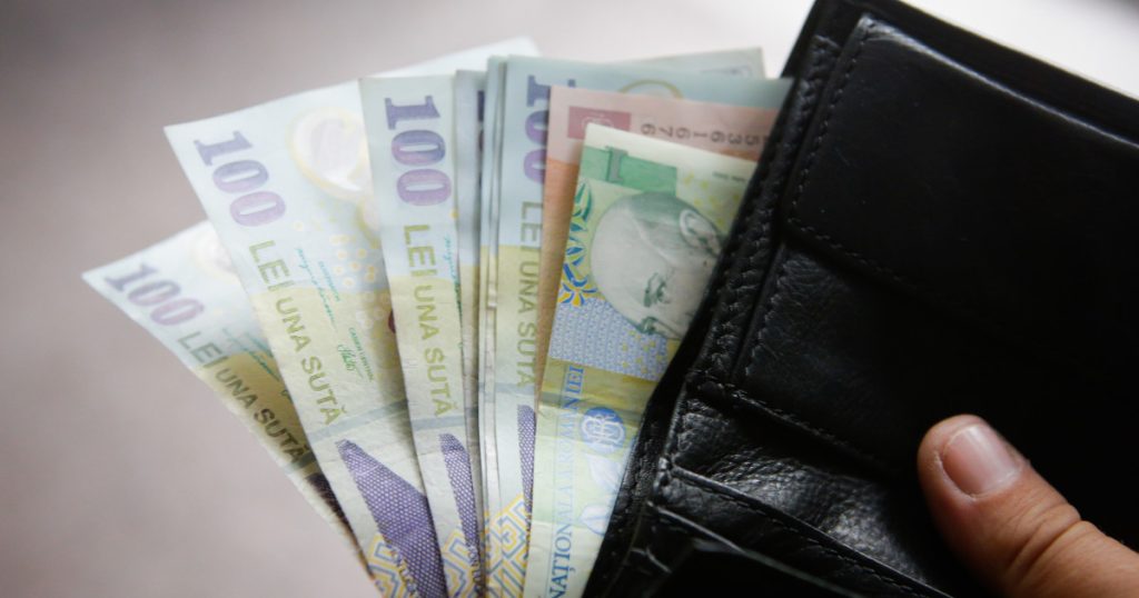Sondaj INSCOP: Patru din zece români spun că au câștigat mai puțin în ultimul an. Ce așteptări au pentru următoarele luni