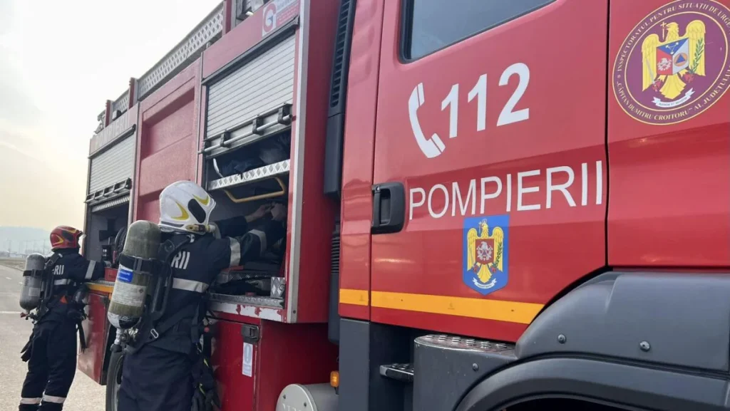 12:10 Accident grav în comuna Drăguțești. Bărbat prins sub un tractor