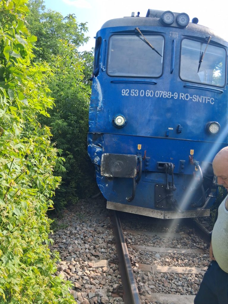 Accident feroviar la Tutova între un tren InterRegio și un autotren. Șofer rănit, fără victime în tren