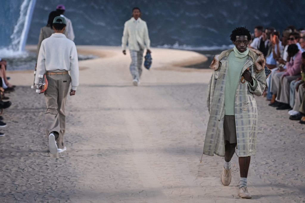 Louis Vuitton primăvară-vară 2027: Pharrell Williams transformă cultura coastelor într-o nouă viziune asupra luxului masculin