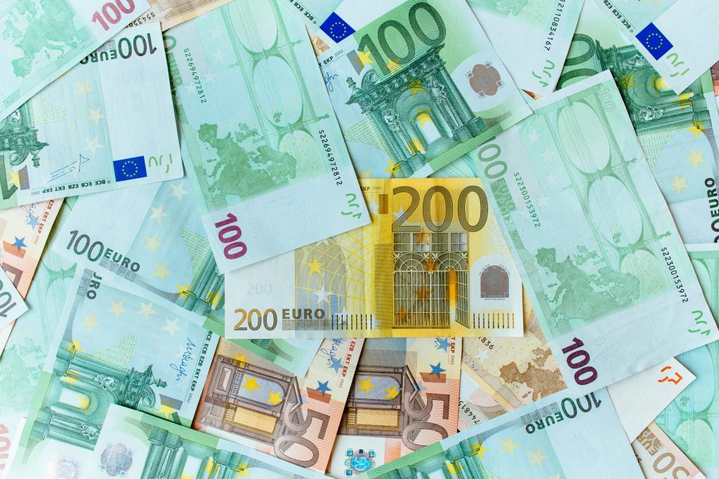 Comisia Europeană: România nu este pregătită să adopte moneda euro. Niciunul dintre cele cinci state analizate nu îndeplinește toate criteriile