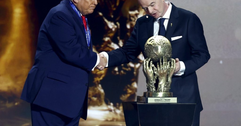 Președintele FIFA a confirmat că Donald Trump va oferi trofeul la CM de fotbal
