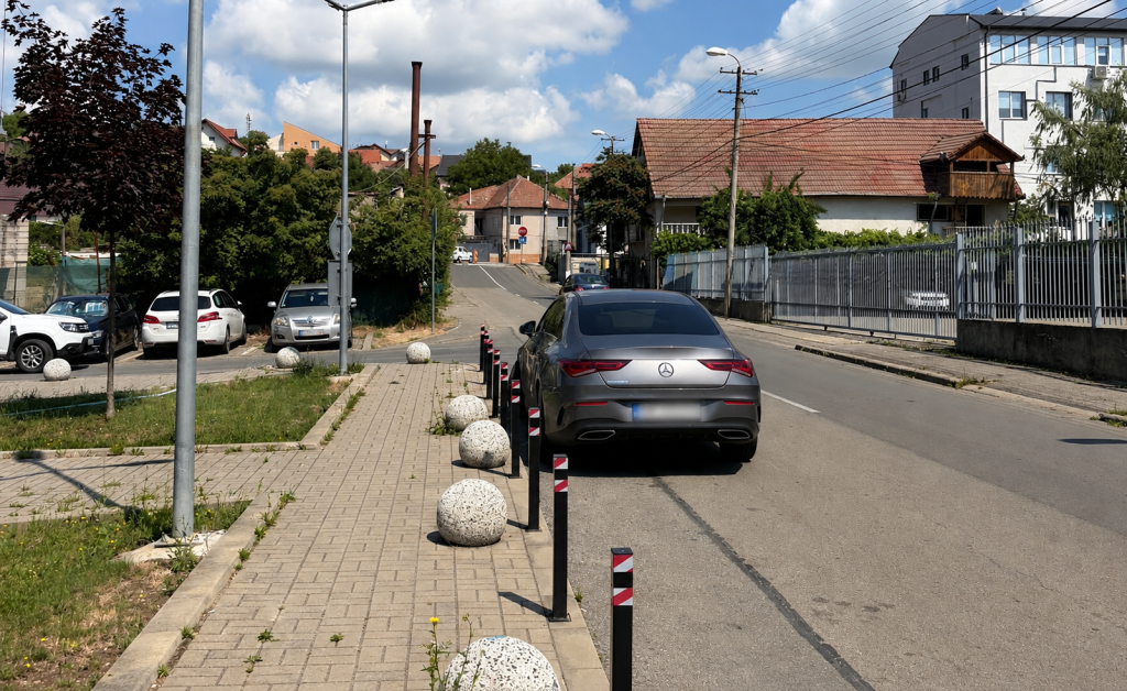 Un șofer „șmecher” din Cluj-Napoca și-a lăsat mașina parcată în drum: „Eu știam că fierul ăsta foarte scump are mulți senzori și camere”