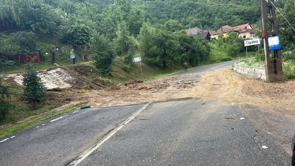 Circulație blocată pe un drum din Alba în urma viiturilor. ANM a emis Cod portocaliu de furtuni