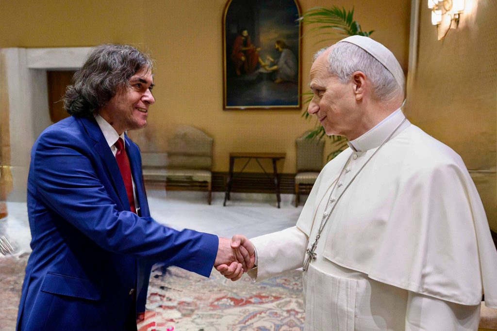 Mircea Cărtărescu, fotografie alături de Papa Leon la Vatican. „Un moment unic”