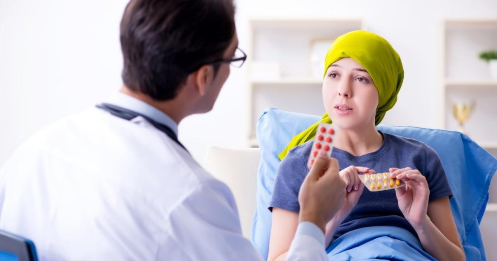 Concediu și indemnizație și pentru însoțitorii pacienților oncologici care îi însoțesc la investigații medicale. Ce mai prevede proiectul