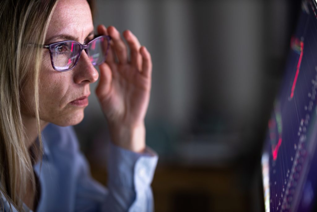 Profesori în burnout: Clase suprapopulate, mulți elevi cu CES, muncă după program și epuizare continuă / Medic: Somnul nu mai odihnește, iar dimineața îți este greu să te ridici din pat