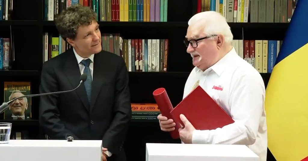 Moment solemn în Polonia. Nicușor Dan i-a înmânat fostului președinte Lech Wałęsa Ordinul „Steaua României”