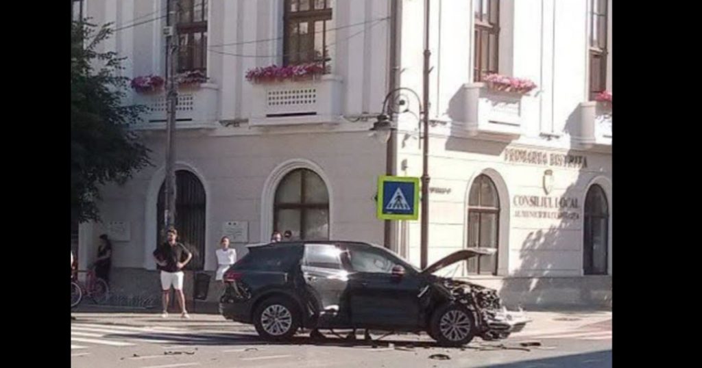 Fostul ministru Bogdan Ivan, implicat într-un accident rutier în centrul orașului Bistrița: a intrat cu mașina pe interzis și a lovit un autobuz