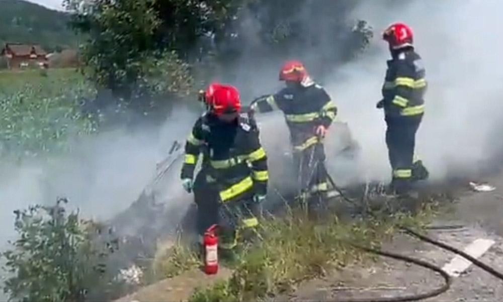 Accident rutier urmat de incendiu. În mașini se aflau doi copii și trei adulți. VIDEO