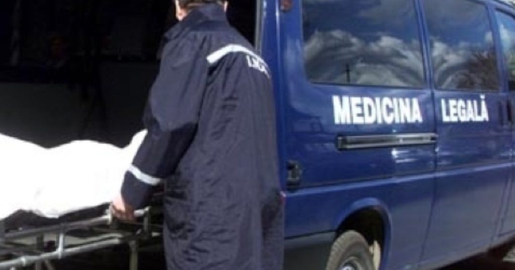 Tragedie în cimitir: Un copil de 12 ani a murit după ce a căzut o cruce peste el. Era cu tatăl său care curăţa un mormânt