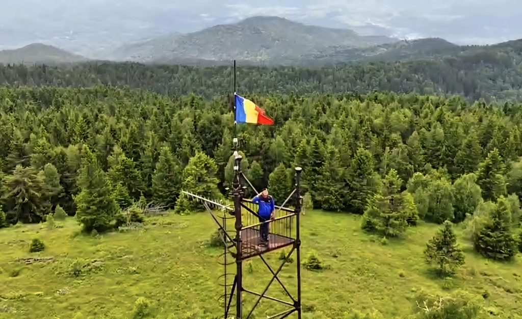 VIDEO! Tricolorul României, arborat de jandarmii montani pe Vârful Zboina Neagră, cu prilejul Zilei Drapelului Național