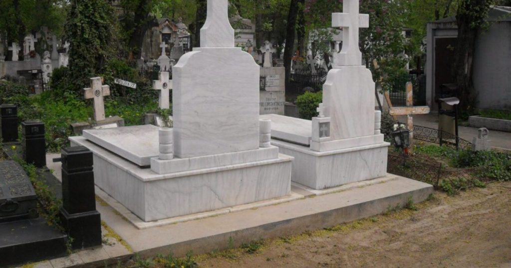 Un copil de 12 ani a murit după ce o cruce funerară s-a prăbușit peste el, la Cluj: „A crescut cu bunica lui și venise cu tatăl său la mormântul acesteia”