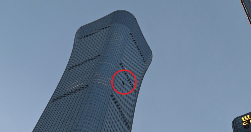 Un avion de mici dimensiuni a lovit cea mai înaltă clădire din Beijing
