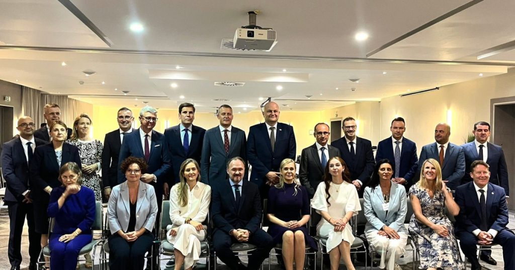 România a semnat acordul privind stocarea energiei. Cristian Bușoi: „Sunt necesare capacități de aproximativ 200 GW până în 2030”