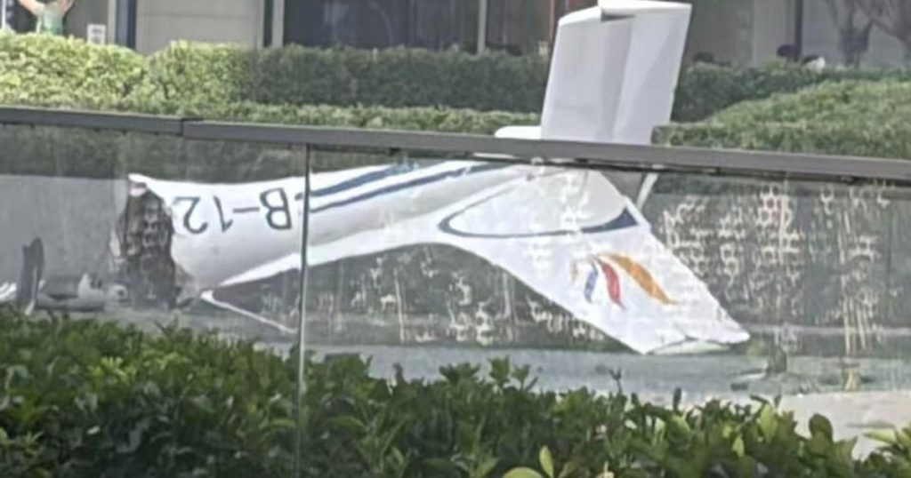 Momentul în care un avion de mici dimensiuni s-a izbit de cea mai înaltă clădire din Beijing