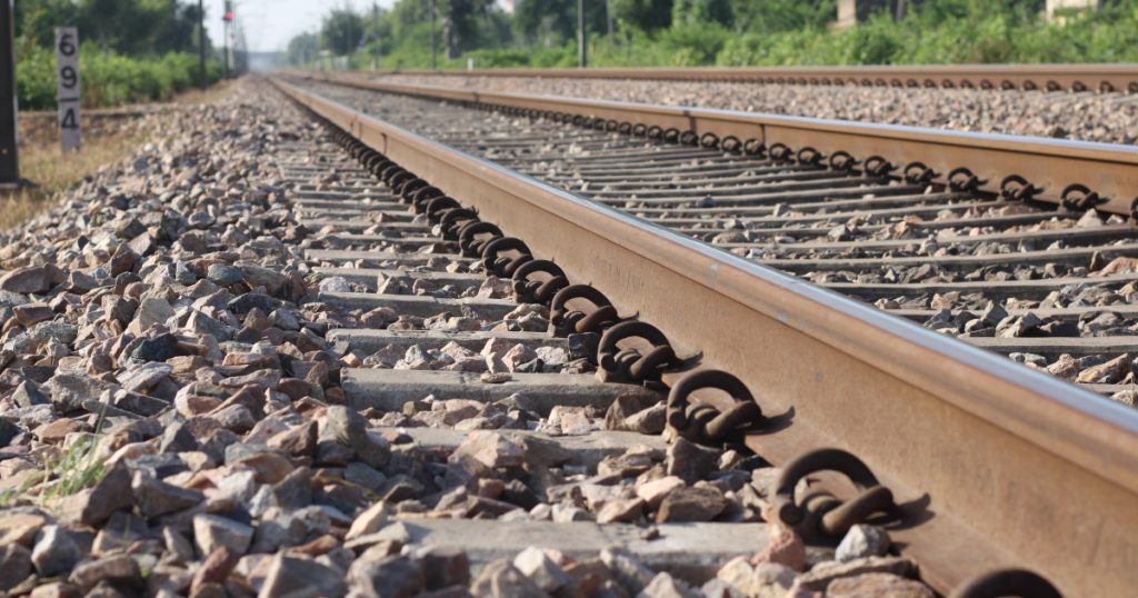 Probleme pe calea ferată: pantograful rupt al unei locomotive, la Fetești, a blocat traficul pe linia București - Constanța