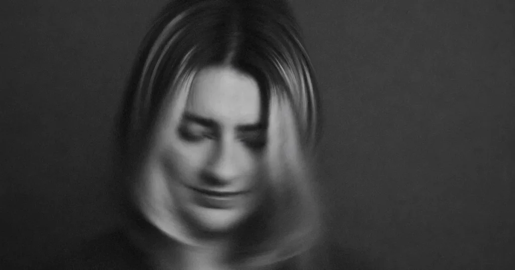 La 19 ani, Antonia Roman-Zbârcea surprinde cu albumul „Mechanics of the Heart”