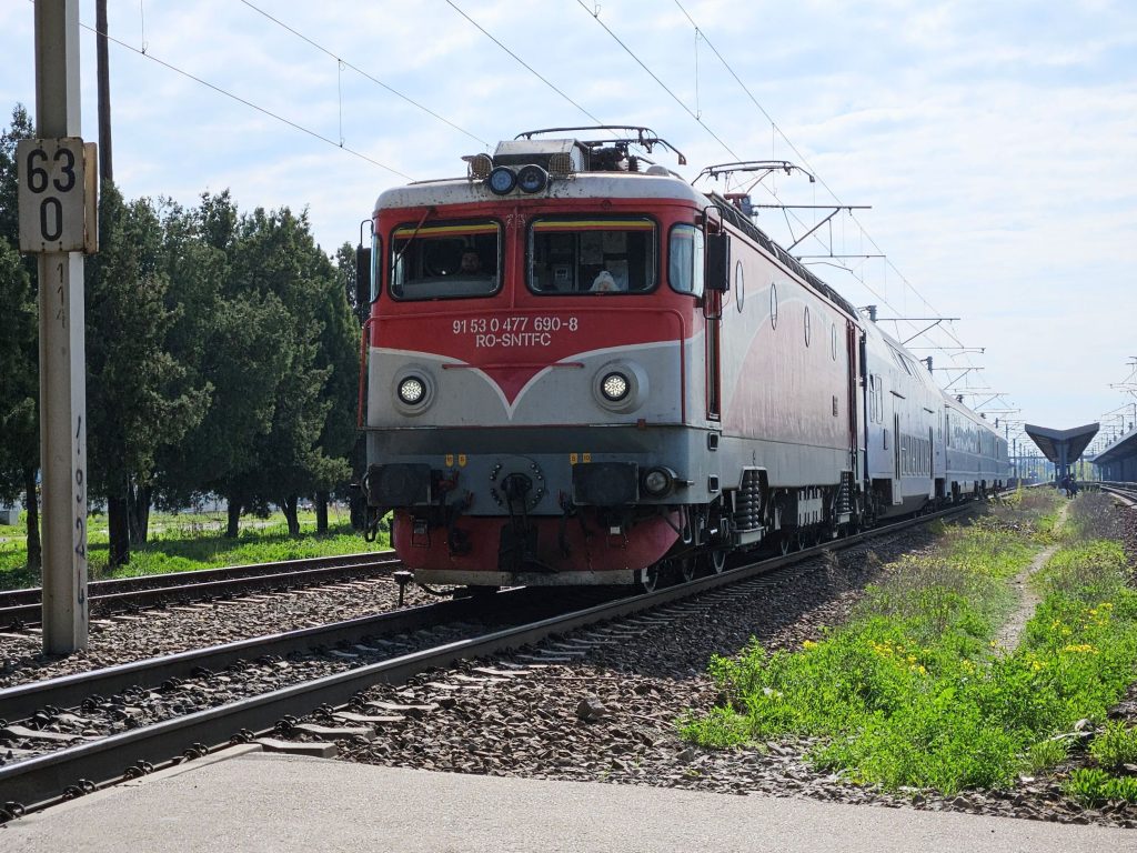 Circulația trenurilor între București și Constanța, întreruptă la Fetești după un incident la o locomotivă. „Mai multe trenuri staționează”