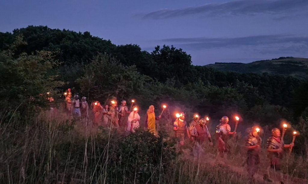 FOTO-VIDEO: Festivalul Cetăților Dacice a început vineri seara, la Bucerdea Vinoasă. Paradă cu torțe și tabere antice