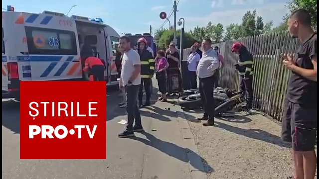 Accident în Pitești. O motocicletă a Poliției a fost proiectată într-o stație de autobuz