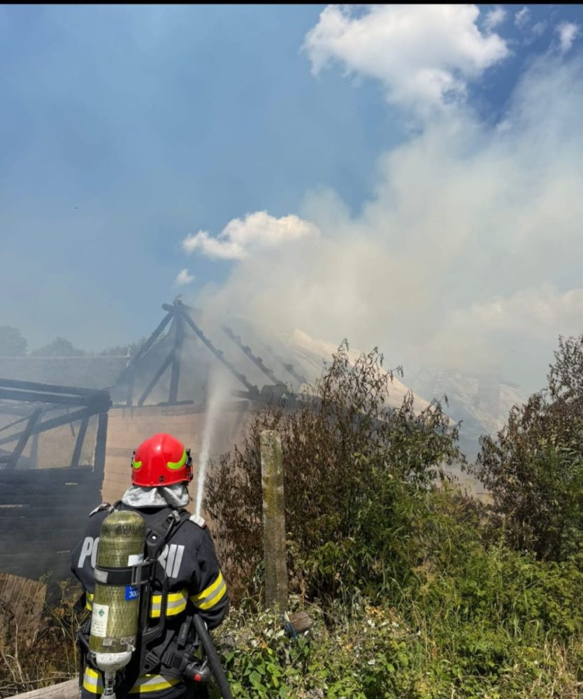 Intervenție de urgență în Călățele: Incendiu violent în localitatea Fincu! Două case și o anexă au fost cuprinse de flăcări