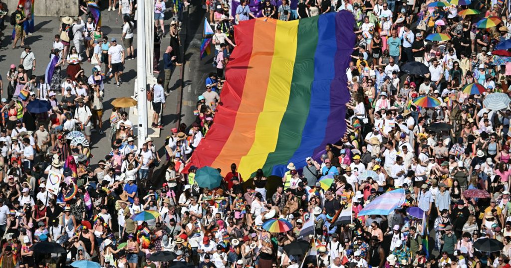Zeci de mii de persoane, în ciuda caniculei, la primul marș Pride din Budapesta după era Orban