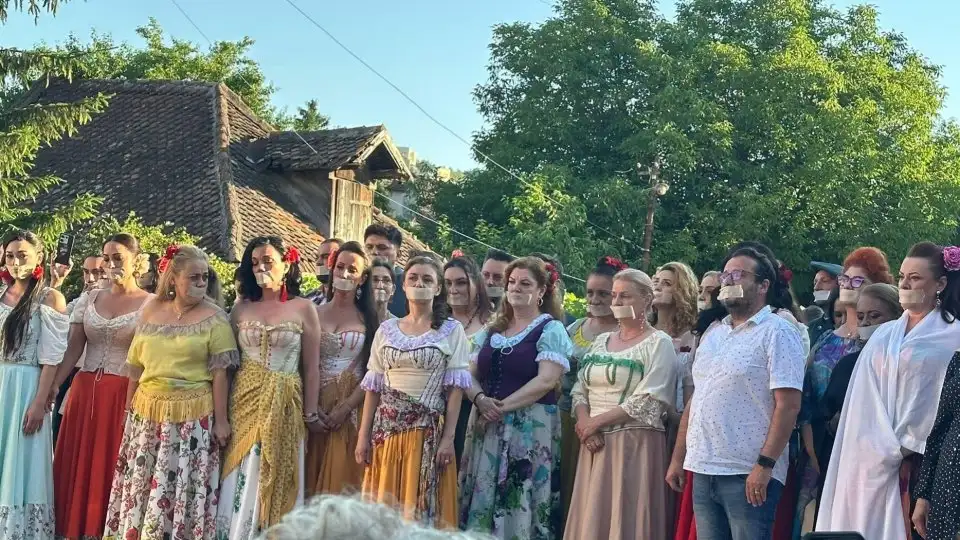 Angajații Operei Brașov protestează din nou. Artiștii au ieșit cu plasturi pe gură și au cerut demiterea managerului interimar
