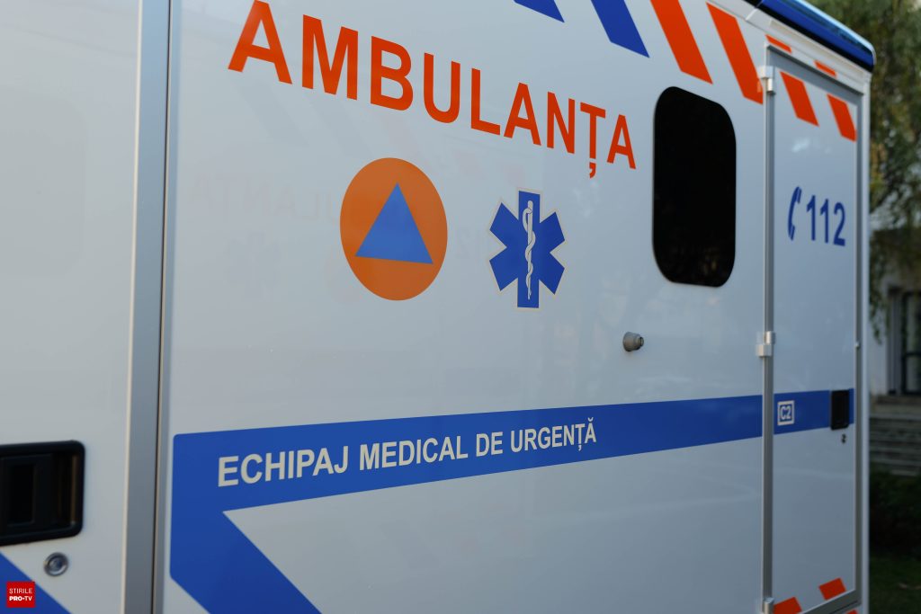 Un bărbat a murit la spital, după ce a fost găsit inconștient pe câmp. Avea temperatura corpului de 40 de grade