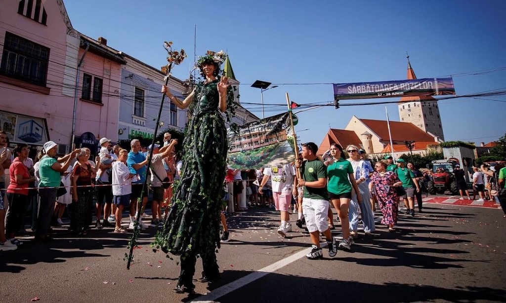 FOTO: Trandafirul anului 2026, ales la Sărbătoarea Rozelor de la Ciumbrud. Weekend multicolor, în ”capitala trandafirilor”
