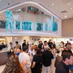(P) Noul IQOS Boutique Victoriei: concept de tip Retail 2.0 și o instalație artistică de Sebastian Comănescu