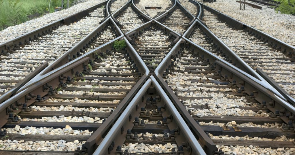 Pericol pe calea ferată, în Suceava: scânduri de lemn au fost găsite perpendicular pe șine. Un tren, la un pas de tragedie