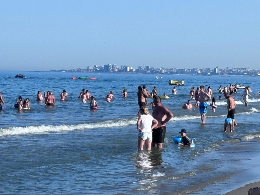 Aproximativ 90.000 de turişti în weekend pe litoralul românesc – cel mai ridicat grad de ocupare de la începutul sezonului